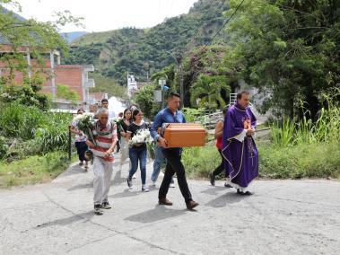 De camino al cementerio, Daniel Úsuga cargó el cofre en el que fueron depositados los restos de su hermana Diana María. Foto: 30/11/2023