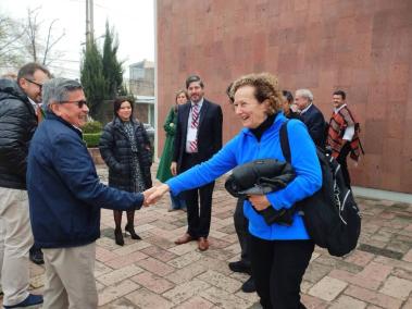 Vera Grabe saludando a Pablo Beltrán, jefe de delegacióndel Eln.