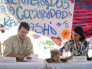 Luis Carlos Sarmiento Gutiérrez, presidente de Grupo Aval y Laura Sarabia, directora de Prosperidad Social, durante la firma del acuerdo por La Guajira.