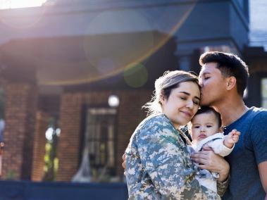Muchas de las prestaciones de los miembros de las fuerzas armadas, también cubren a su cónyuge e hijos.
