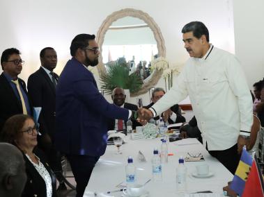 Irfaan Ali y Nicolás Maduro.