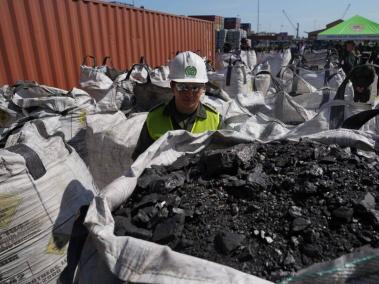 En el puerto de Barranquilla la Policía incautó 2.4 toneladas de cocaína impregnada en carbón, droga que tenía como destino Bélgica. Foto: 15/12/2023
