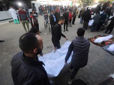 Cadáveres de palestinos yacen en el hospital Al Aqsa.