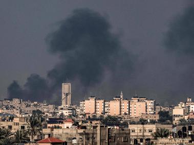 El humo ondea sobre Jan Yunis, en el sur de la franja de Gaza, durante un bombardeo israelí.