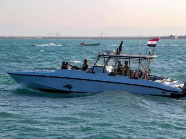 Miembros de los guardacostas yemeníes viajan en una patrulla en el mar Rojo.