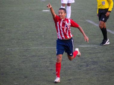 Carlos Daniel, el hijo del goleador del Junior, Carlos Bacca, que le sigue los pasos a su padre en el fútbol.