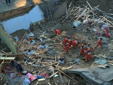 Rescatistas buscando sobrevivientes del terremoto