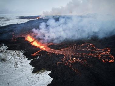 La Oficina Meteorológica de Islandia (OMI) anunció el inicio de una erupción volcánica fisural cerca del cráter de Sundhnuka.