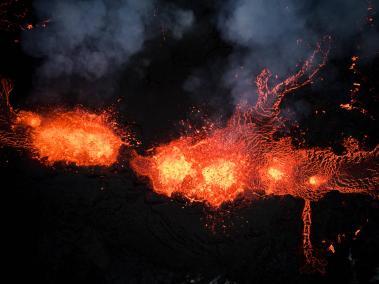 Lava y humo saliendo de una fisura volcánica durante una erupción, cerca de la localidad de Grindavik, en la península de Reykjanes.