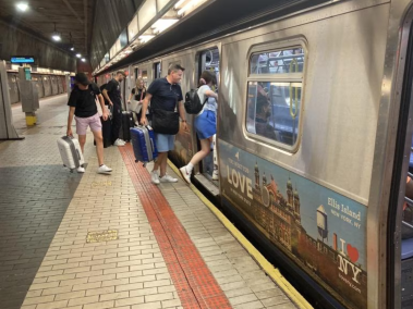 El metro de Nueva York tiene un reglamento que incluye una lista de objetos que no están permitidos en las estaciones.