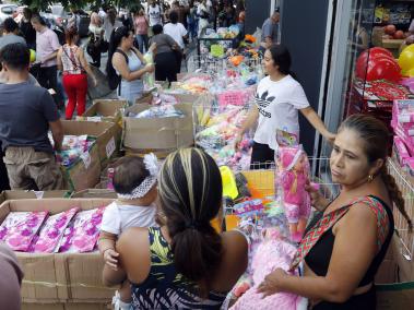 Ventas de juguetes en el centro de Medellín. A dos días de Navidad, los 'paisas' hacen sus compras para los aguinaldos que recibirán sus hijos durante la nochebuena.