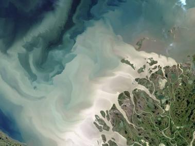 El sedimento del río Mackenzie de Canadá desemboca en el mar de Beaufort.