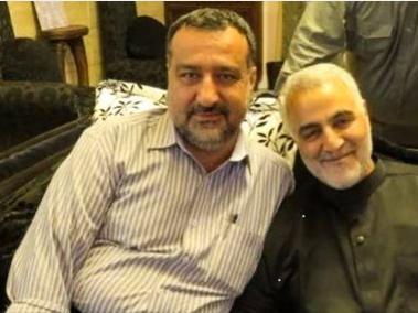Razi Moussavi (izquierda),   sentado en un lugar no revelado junto al comandante asesinado de la Fuerza Quds del CGRI Qasem Soleimani.