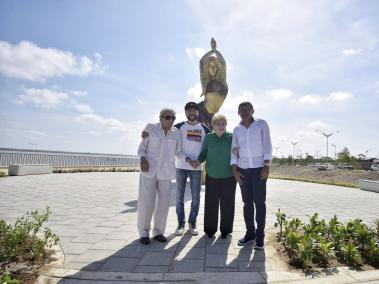 El alcalde, durante el acto de entrega a los padres de la cantante barranquillera, manifestó que esta escultura también es un tributo de inspiración para los jóvenes.