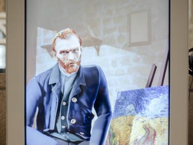 NYT: En "Bonjour Vincent" en el Museo de Orsay, Vincent van Gogh habla con visitantes, gracias a inteligencia artificial.
