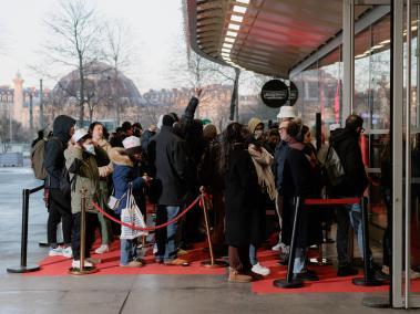 NYT: La apertura de Krispy Kreme en Francia atrajo multitudes en París, algunos clientes acamparon afuera.