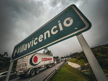 Este es el panorama que se vive en este momento en la vía que conduce dé Bogotá a Villavicencio donde con cierres intermitentes viajeros deben esperar a que se les dé paso luego que un camión se accidentara en uno de los túneles de la vía. Bogotá 27 de diciembre del 2023