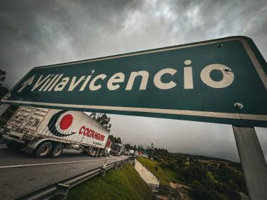 Este es el panorama que se vive en este momento en la vía que conduce dé Bogotá a Villavicencio donde con cierres intermitentes viajeros deben esperar a que se les dé paso luego que un camión se accidentara en uno de los túneles de la vía. Bogotá 27 de diciembre del 2023