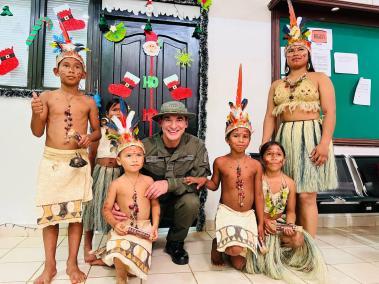 El director de la Policía, general William René Salamanca, se reunió con los indígenas en Mitú, Vaupés.