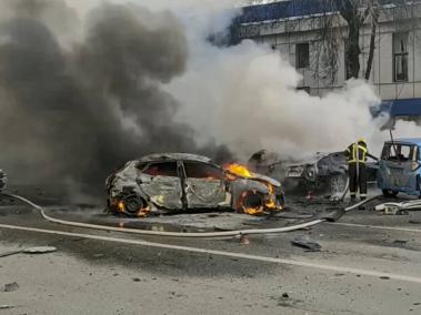 Bomberos rusos extinguiendo coches en llamas tras un bombardeo en Belgorod, Rusia.