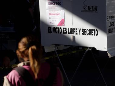 BBC Mundo: Una mujer se aproxima a una urna que lee "el voto es libre y secreto" en México.