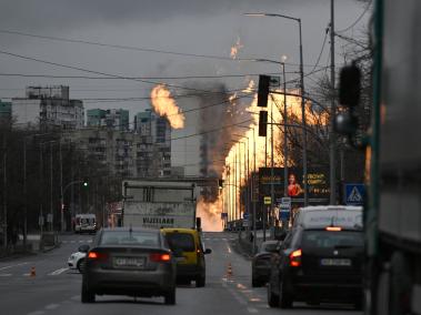 Bomberos ucranianos intentan extinguir un incendio tras un ataque con misiles en Kiev.