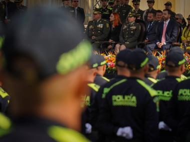 En la Plaza de Bolívar, el general José Daniel Waldron asume como nuevo comandante de la Policía Metropolitana de Bogotá hoy 2 de enero del 2024, de manos del alcalde de la ciudad, Carlos Fernando Galán y del general William René Salamanca .