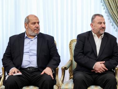Saleh al-Aruri (derecha) y otros dirigentes de Hamás durante una reunión con el presidente de Irán en Teherán.