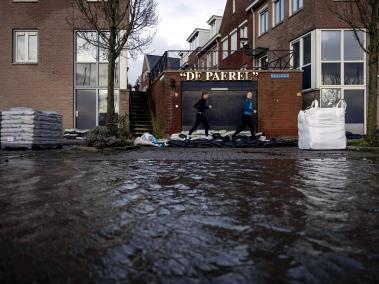 Sacos de arena colocados en una calle inundada en Hoorn, Países Bajos.