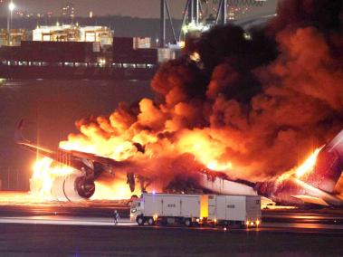 Avión de la compañía japonesa Japan Airlines (JAL) que se incendió este martes en la pista del aeropuerto de Haneda, en Tokio.