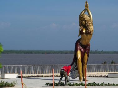 NYT: Una estatua de Shakira de seis metros de altura ha sido develada en el malecón de Barranquilla.