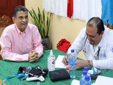 Fotografía cedida por la Presidencia de Nicaragua que muestra al obispo Rolando Álvarez (i) junto al doctor Yesser Rizo (d) durante una revisión medica.