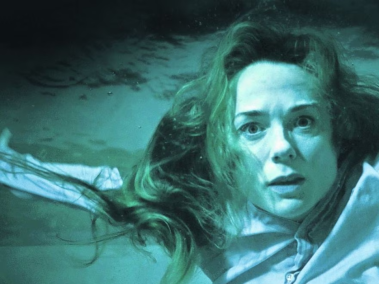 La actriz Kerry Condon interpreta a Eve Waller, una hábil nadadora que antes le tenía temor al agua.