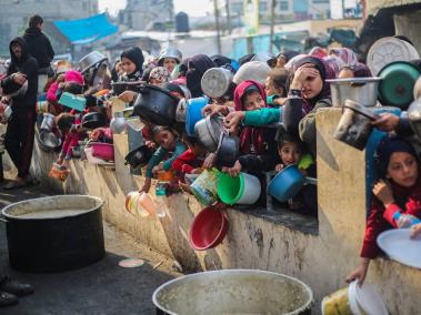 NYT: Palestinos se agolparon para una comida gratis en Rafah, en Gaza. La escasez de alimentos es tan extrema que cumple el primer criterio de una hambruna.