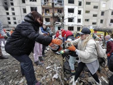 Voluntarios remueven escombros en Ucrania.