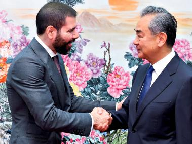Ortega Murillo saluda a Wang Yi, principal diplomático de China.