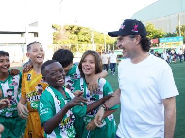'Fico' Gutiérrez en inauguración de Baby Fútbol en Medellín