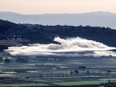 El humo surge del bombardeo israelí en las llanuras de Khiyam, cerca de la frontera con Israel, en el sur del Líbano.