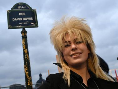La calle de David Bowie en París. Cientos de fanáticos se dieron cita en la inauguración en París.