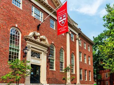 La Universidad de Harvard es un claustro educativo privado de investigación, en Estados Unidos.