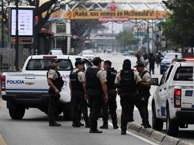 Policías de Ecuador desplegados en las calles.