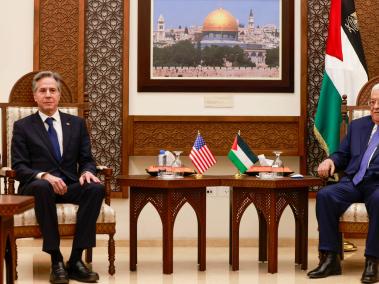 El jefe de la diplomacia estadounidense, Antony Blinken (izq.), con el presidente palestino, Mahmud Abás.