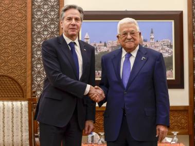 El Secretario de Estado estadounidense Antony Blinken (i) se reúne con el presidente de la Autoridad Nacional Palestina, Mahmud Abás.