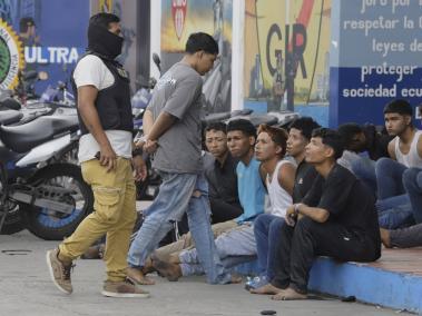 Detenidos de un grupo armado por la toma temporal de un canal de televisión en Guayaquil.