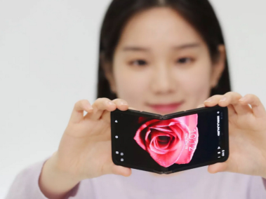 Samsung Display ha presentado en CES 2024 el concepto de pantalla flexible para móviles In&Out Flip.