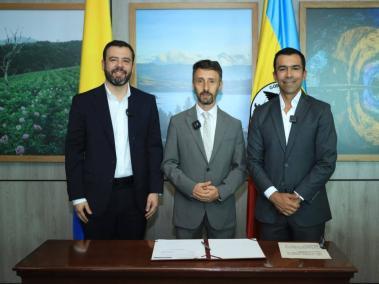 De izquierda a derecha: Carlos Fernando Galán, alcalde de Bogotá; Luis Lota, director de la Región Metropolitana y Jorge Rey, gobernador de Cundinamarca.