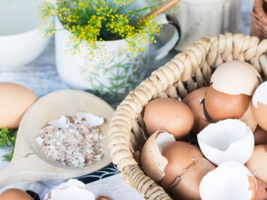 Las cáscaras de huevo son una gran fuente de calcio y otras proteínas y minerales.