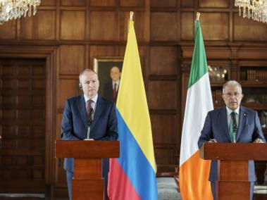 Ministro de Asuntos Exteriores y de Defensa de Irlanda, Micheál Martin, y el viceministro de Relaciones Exteriores de Colombia, Francisco Coy Granados.
