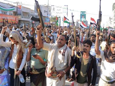 Protesta en las calles de la ciudad yemení de Hudeida para condenar los ataques de las fuerzas estadounidenses y británicas.