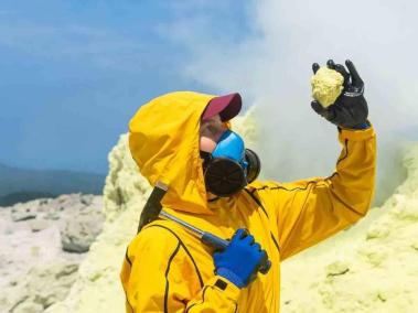 BBC Mundo: Una vulcanóloga mirando una piedra volcánica